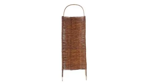 Steckparavent aus geflochtener Weide mit einem Maß von 56 x 130 auf 156 cm.