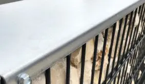 Das „C“-Profil Abdeckblech ist perfekt auf den „C“-Gabionenpfosten abgestimmt und wie dieser in zwei Ausführungen erhältlich. Für eine optische Einheit ist gesorgt