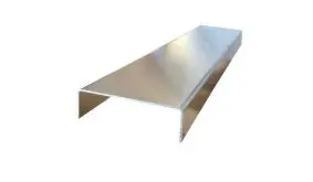 Die Alu-Blechabdeckung schützt den Rahmen des Bienenhotels vor Feuchtigkeit und UV-Strahlen. Außerdem sorgt die Leiste für einen schönen Abschluss