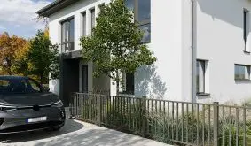 Alu Geländer Zaun als Vorgartenzaun vor einem weißen Haus