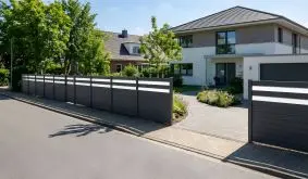 Rhombussichtschutz Heiligenhafen, Aluminiumzaun anthrazit mit horizontalen Rhombusprofilen und zwei Glasstreifen an der Einfahrt