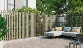 Alu Stelenzaun Cuxhaven im Maß 180 x 180 cm auf einer Terrasse als Abgrenzung zum Nachbarhaus