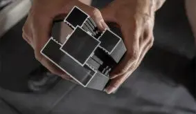 Der 3-seitig genutete Alu Universalpfosten lässt sich als Anfangs-, Mittel-, End- oder Eckpfosten nutzen. Hier die Ausführung in Anthrazit