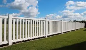 Pflegeleichter und witterungsbeständiger Alu Vorgartenzaun in Weiß (RAL 9016) mit 10 Jahren Garantie