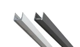 Aluminium Wandprofil in Silber und Anthrazit als schmales U-Profil auf weißem Hintergrund