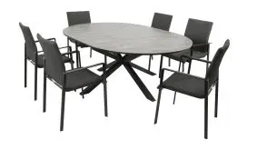 Aluminiummöbel Set mit 6 Stapelsesseln und passendem ausziehbaren Tisch vor weissem Hintergrund