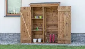 Bringt Ordnung in Ihren Garten: 122 x 40 x 180 cm Gartengeräteschrank mit Pultdach aus braun lasiertem Fichtenholz