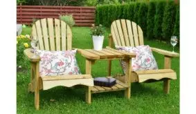 Das Gartensessel Set – eine Kombination aus zwei fest durch einen kleinen Tisch verbundenen Armlehnsesseln 