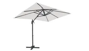 Ampelsonnenschirm mit weißem, quadratischem Schirmdach und dunklem Mast auf Kreuzfuß