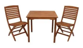 Platzsparend: Die Balkongarnitur besteht aus zwei 45 x 57 x 93 cm Klappsesseln und einem 75 x 75 x 75 cm Balkontisch aus Eukalyptus