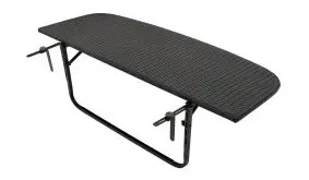 Balkonhängetisch mit schwarzer Tischplatte aus Polyrattan vor weißem Hintergrund