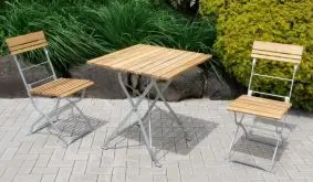 Wählen Sie die Farbe des Stahlgestells und zwischen großem und kleinem Rundtisch oder dem eckigen Bierzelttisch.