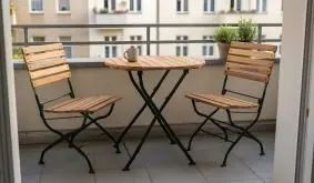 Balkonmöbel Set Karlskrona mit rundem Tisch, zwei Klappstühlen aus Robinie, dunkelgrünes Stahlgestell, Balkon