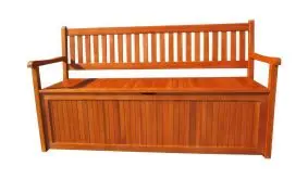 Symbiose aus Nutzen und Komfort: Praktische 150 cm Banktruhe aus geöltem Akazienholz mit integriertem Staukasten für Auflagen und Polster
