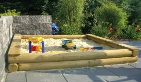 Baumstamm Sandkasten: 200 x 200 x 22 cm. Gefertigt aus stabilen Rundhölzern mit einem Durchmesser von ca. 12 cm