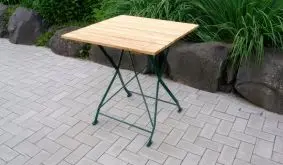 Der stabile Bierzelttisch Visby hat eine Tischplatte aus hochwertigem Robinienholz und ist in den Varianten moosgrün (RAL 6005)/natur und verzinkt/natur erhältlich.