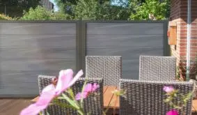 Moderner Designzaun: Die vierteilige BPC Zaunserie in Steingrau besticht durch extrabreite Füllprofile und einen edlen Aluminiumrahmen