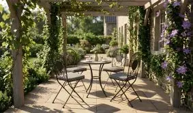 Bistroset 5-teilig Funchal, schwarzes Eisengestell, Mosaik-Bistrotisch und 4 Klappstühle auf Terrasse