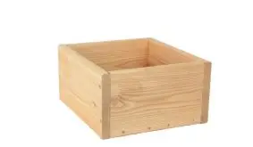 Der Blumenkasten für unser Zaunsystem Wyk hat Maße von 21 x 21 x 14 cm und ist aus Lärche gefertigt