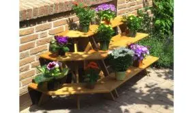 Die Blumentreppe Angarsk mit Eckelement ist aus tauchimprägnierter Kiefer / Fichte gefertigt. Das Maß beträgt 137 x 59 x 62 cm