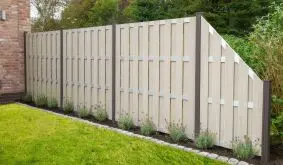 Für den BPC Lamellenzaun sind Fertigelemente in Bretterzaunoptik und Querriegel aus Aluminium kennzeichnend