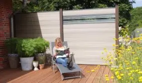 Sorgen für dekorativen Sichtschutz: Moderne BPC Zaunelemente in der Farbe Bi-Color Sand