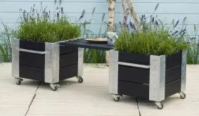 Das Pflanzkübel Cubic Sitzbrett hat eine Tiefe von 46 cm und entweder 60 oder 120 cm Länge