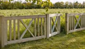 Der qualitativ hochwertige Design Gartenzaun Rom ist mit rostfreien Nägeln und Schlagschrauben verarbeitet. Er passt sich optisch wunderbar in jeden Outdoorbereich ein.