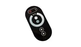 Der Dimmer steuert die Helligkeit der LED-Leisten. Bewegen Sie dazu einfach Ihren Finger über den Touchbereich auf der Fernbedienung