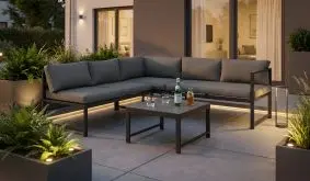Ecklounge Catania, dunkelgraues Aluminium-Lounge-Set mit grauen Polstern und Loungetisch auf einer Terrasse