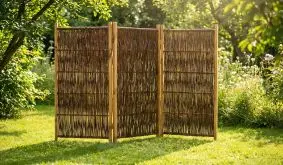 3-teiliger mobiler Garten Paravent aufgestellt auf sonniger Wiese im Garten.