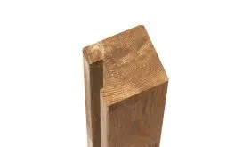 Der Endpfosten der Garten Schallschutzwand hat eine 4,8 cm breite und 2,5 cm tiefe Nut, in der die Füllbretter geschoben werden. Die Länge ist 240 cm