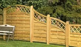 Unser beliebter Garten-Sichtschutz mit Rankgitter ist in gerader Ausführung oder mit Unter- oder Oberbogen erhältlich. Er bewahrt zuverlässig Ihre Privatsphäre und überzeugt mit einem zeitlosen Design.