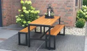 Garten Sitzgarnitur Amrum für bis zu 4 Personen, Tisch mit zwei Bänken, schwarzer Stahlrahmen und Holzlatten auf Terrasse