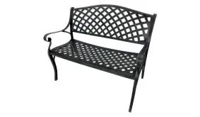 Auf der Gartenbank aus Aluminiumguss im Maß 105 x 57 x 84 cm finden 2 Personen Platz.