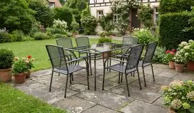 Gartenmöbel Metall Porto in Anthrazit mit rechteckigem Tisch und sechs Streckmetallstühlen auf der Terrasse