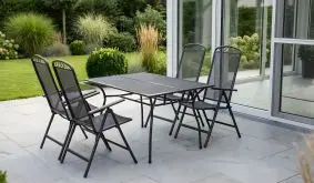 Gartenmöbel Set Metall Chania in Anthrazit mit rechteckigem Tisch und vier Klappsesseln auf Terrasse