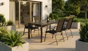 Gartenmöbel Set Pisa, anthrazitfarbener Tisch mit vier schwarzen Gartenstühlen auf einer Terrasse