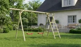 Gartenschaukel Frieda aus Holz mit zwei roten Schaukelsitzen und Kletterleiter auf Rasen