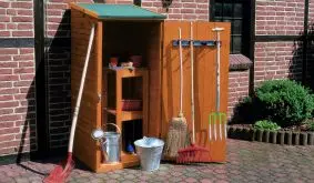 Praktisch und optisch ansprechend: Tauchimprägnierter 78 x 78 x 164 cm Gartenschrank Holz mit Regal im Innenraum