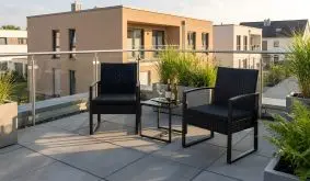 Gartenset Rattan Skala mit zwei schwarzen Loungesesseln, Auflagen und Beistelltisch mit Glasplatte auf Balkon