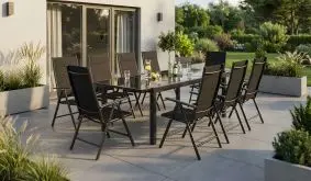 Gartensitzmöbel Set Rimini, anthrazitfarbenes Alu-Gestell, schwarzer Glastisch und 8 Klappstühle auf Terrasse