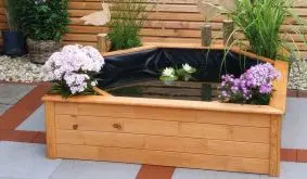 Dekorativer Gartenteich aus Kiefernholz mit Pflanzzonen in den Ecken. Erhältlich in drei Ausführungen