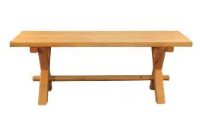 Massiver Holztisch im Landhausstil mit X-förmigem Gestell, rustikale Tischplatte aus hellem Kiefernholz, handgefertigt.