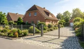 Gartenzäune Metall Dijon, anthrazitgrauer Stabzaun mit Doppeltor und Pfosten, Vorgarten vor Einfamilienhaus