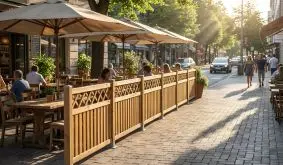 Gartenzaun Elemente Westerland aus grün druckimprägniertem Holz mit Rankgitter entlang Gehweg und Terrasse