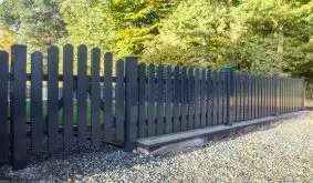 Wetterfester und pflegeleichter Gartenzaun aus acrylbeschichtetem Vollkunststoff (Syntal) in Anthrazit (RAL 7016) mit 10 Jahre Garantie