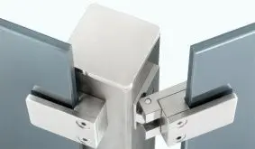 Das Glas Klemmbacken Eckscharnier hilft Ihnen Ihren Glas Sichtschutz über Eck in einem Winkel von 1 - 89° zu montieren.