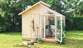 Platz für Ihre Ideen: Das Gartenhaus mit Gewächshaus vereint den Geräteschuppen mit einem vielseitig nutzbaren Glasanbau