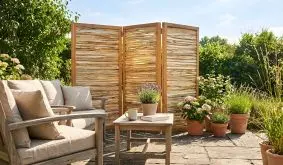 Haselnuss Paravent Marseille, 3-teilig mit horizontalen Haselruten im Holzrahmen, auf der Terrasse im Garten